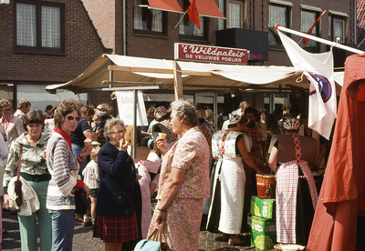 845705 Afbeelding van enkele bezoekers van een markt in de Spuistraat te Spakenburg (gemeente Bunschoten).